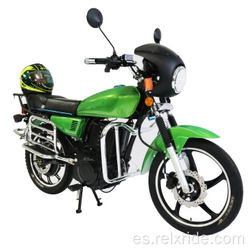buena apariencia montando casco protección motocicleta eléctrica